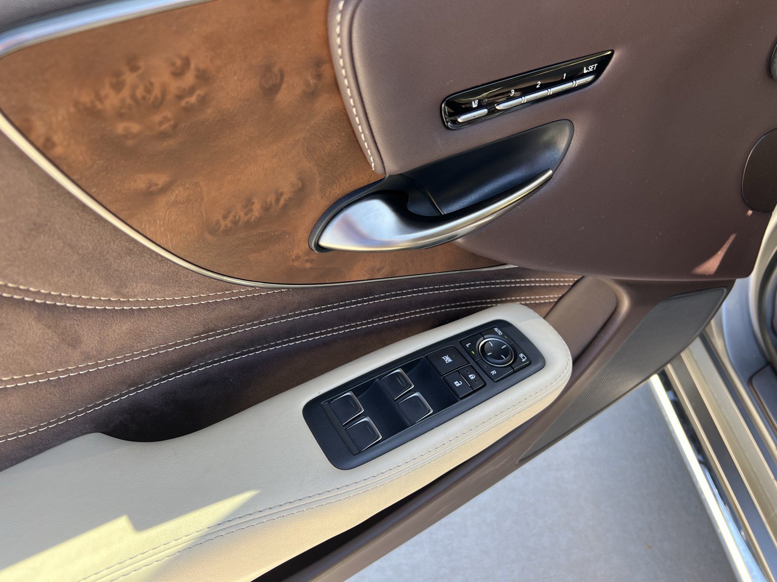 Used 2018 Lexus LS 500 w/ Accessory Package (Z2) RWD image 15