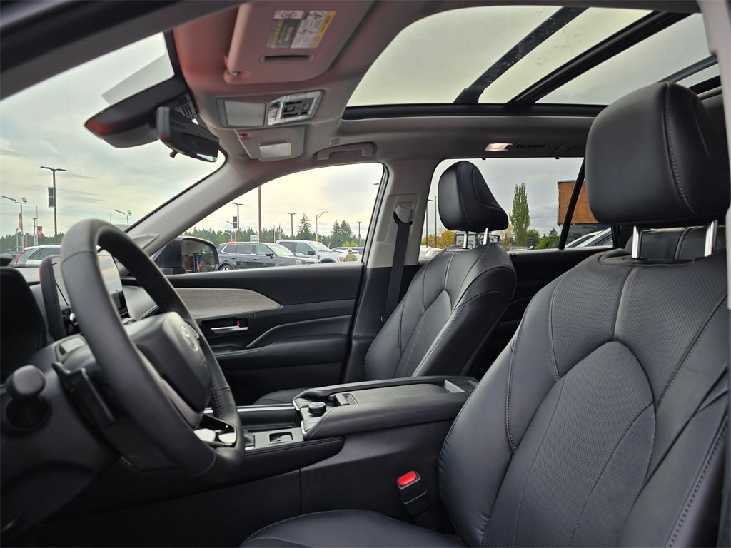 Used 2025 Toyota Grand Highlander AWD image 12