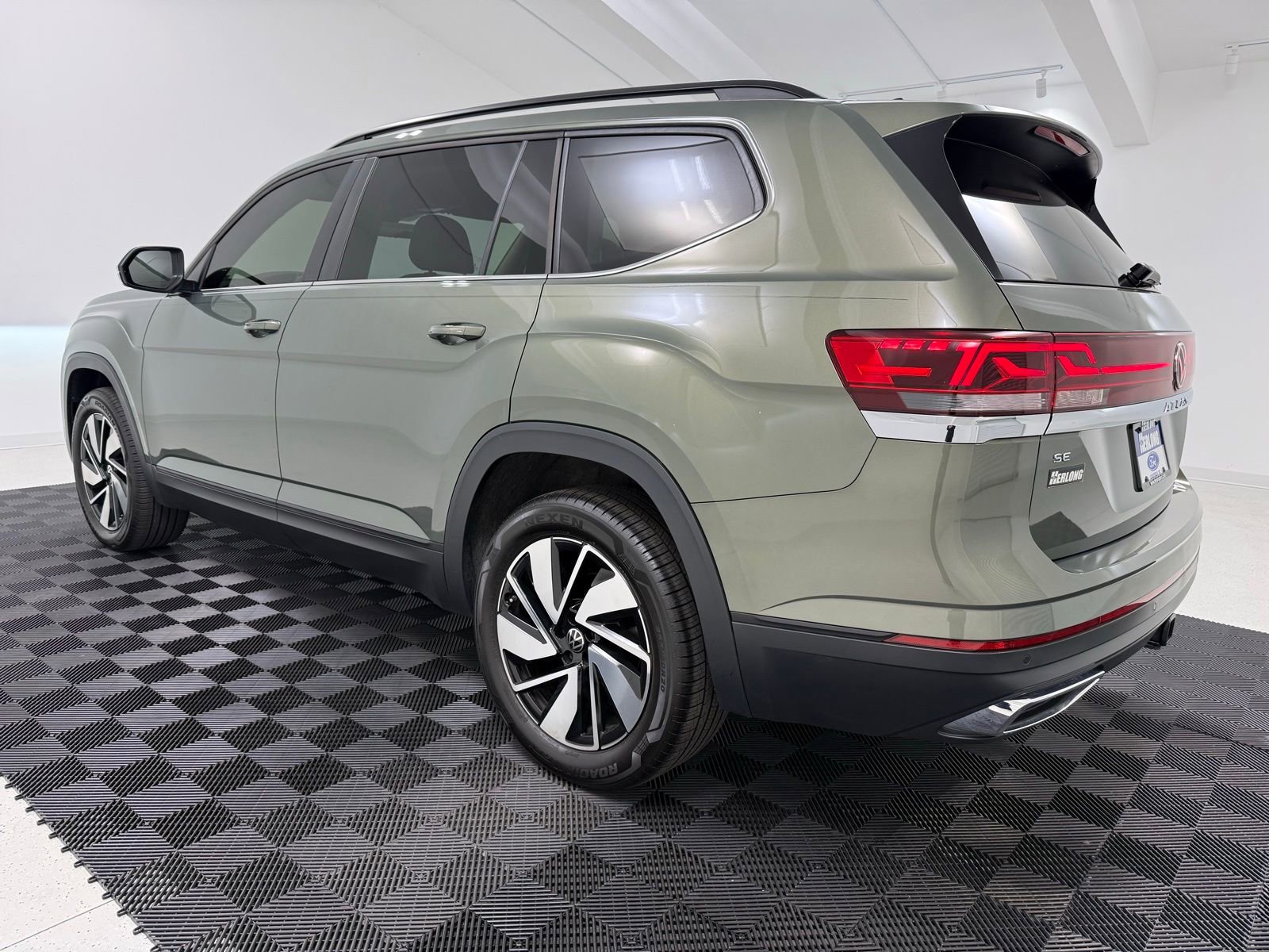 Used 2025 Volkswagen Atlas SE image 6