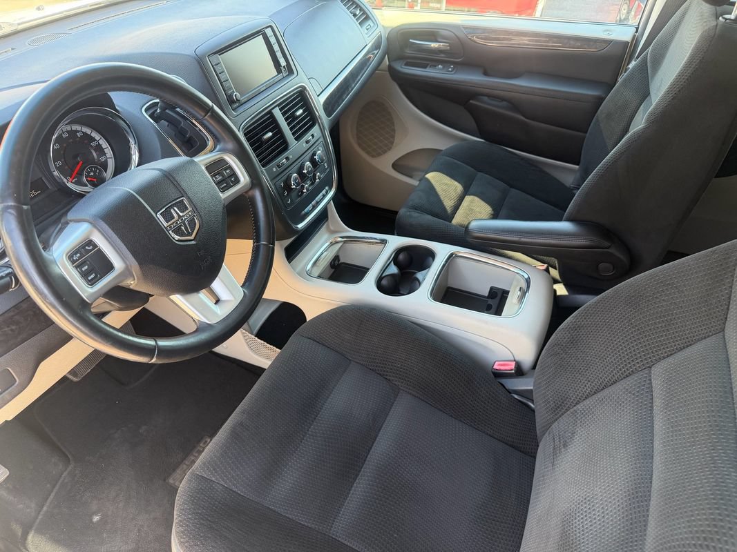 Used 2016 Dodge Grand Caravan SXT w/ UConnect Hands-Free Group FWD image 2