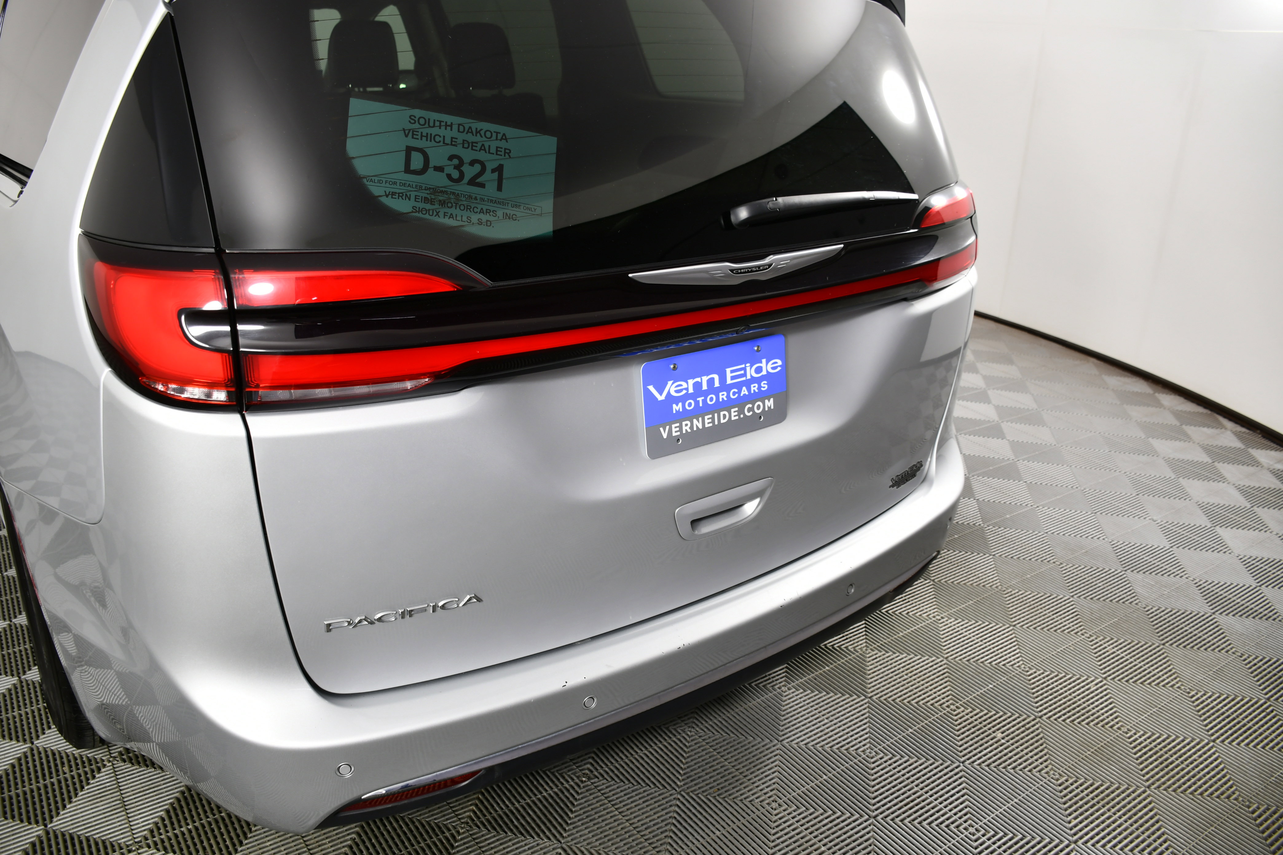 Used 2024 Chrysler Pacifica Touring-L image 15