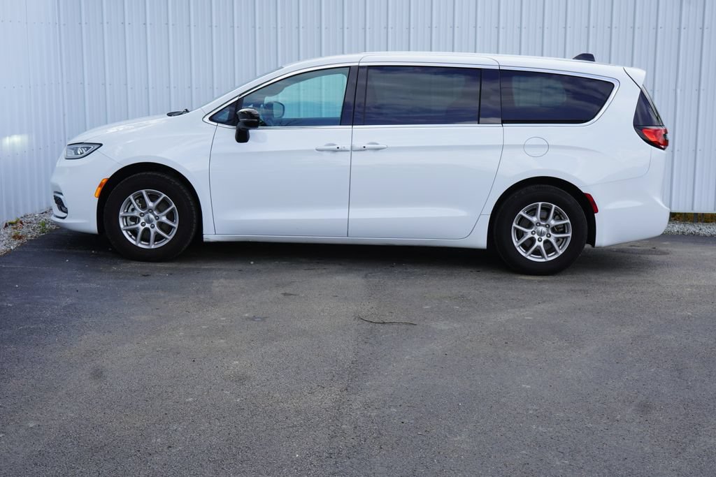 Used 2025 Chrysler Pacifica Select FWD image 3