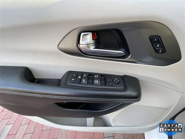 Used 2022 Chrysler Pacifica Touring-L image 12