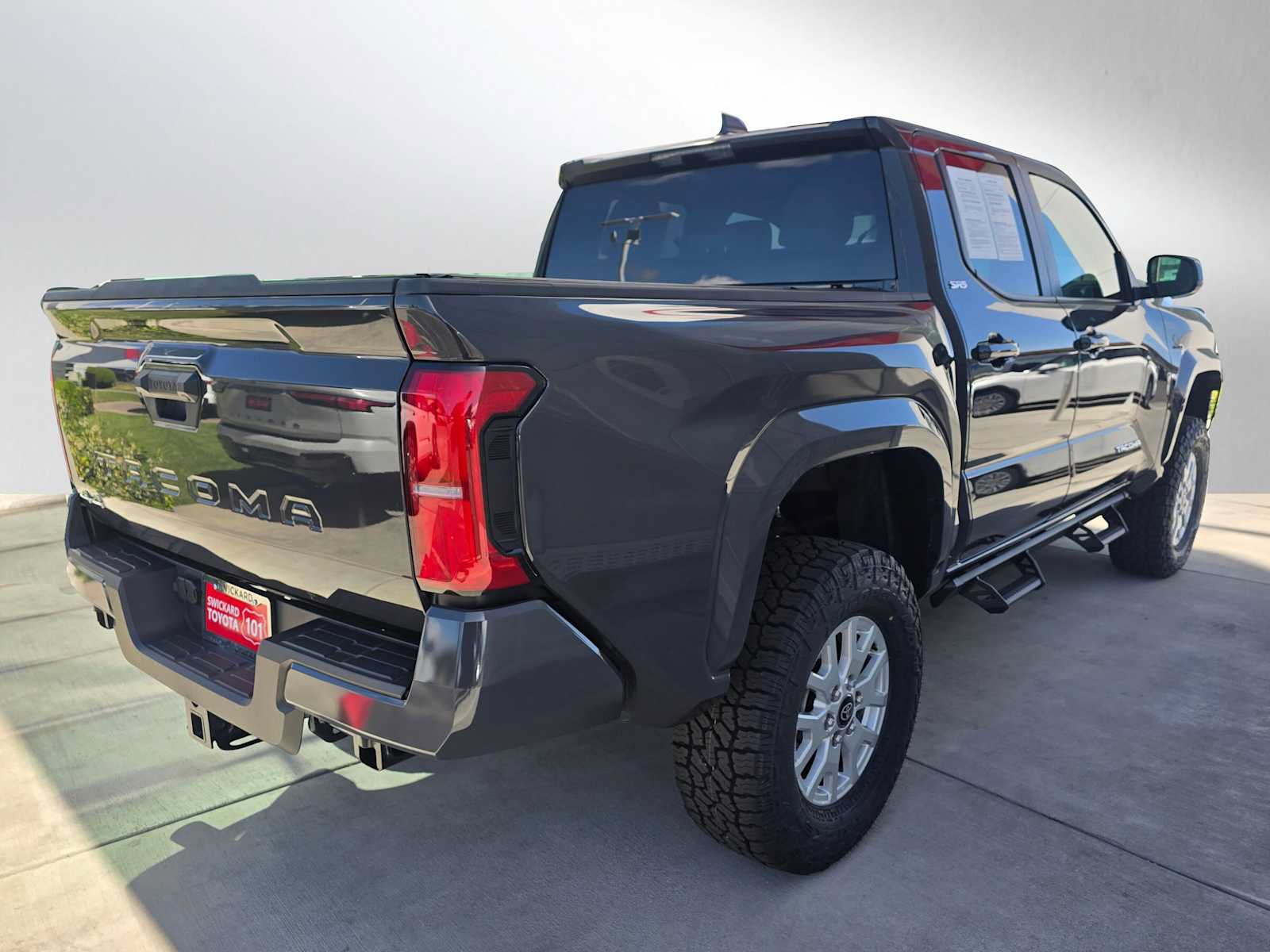 Used 2025 Toyota Tacoma SR5 AWD/4WD image 10