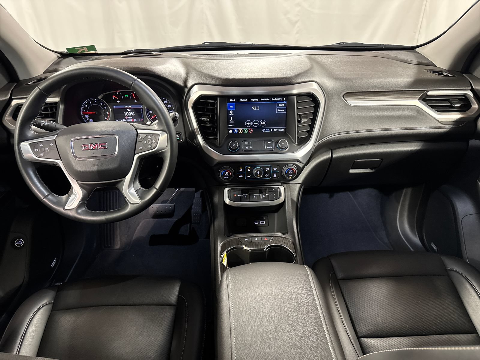 Used 2023 GMC Acadia SLT AWD/4WD image 4