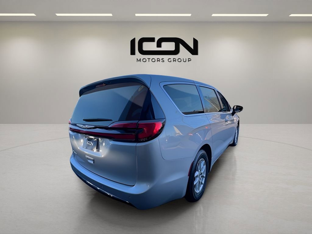 Used 2024 Chrysler Pacifica Touring-L image 5