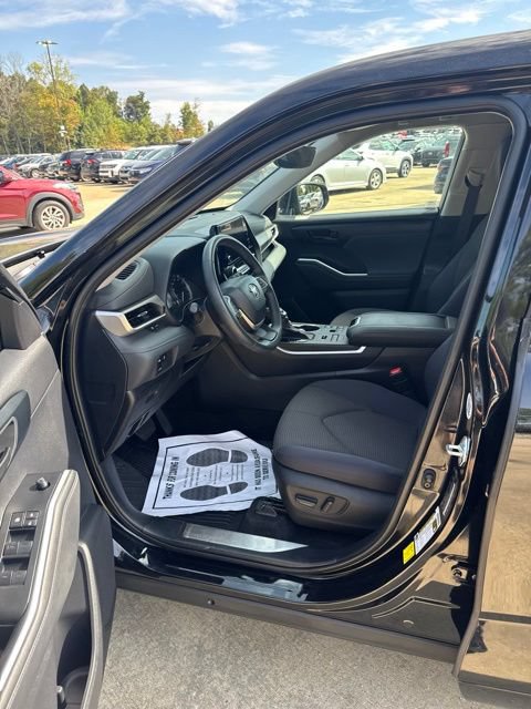 Used 2023 Toyota Highlander LE AWD/4WD image 10