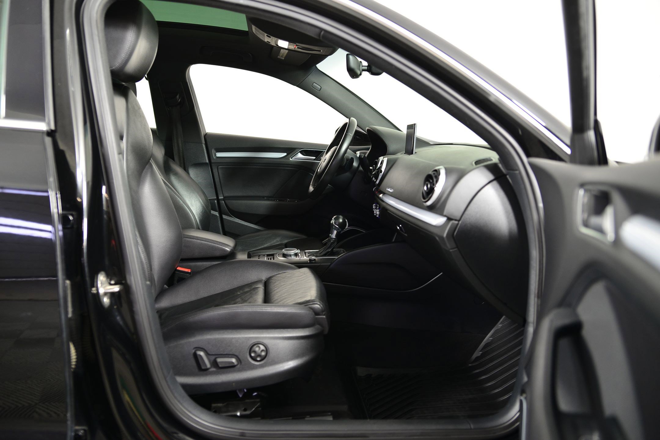 Used 2016 Audi A3 e-tron Premium Plus w/ Premium Plus Package image 19