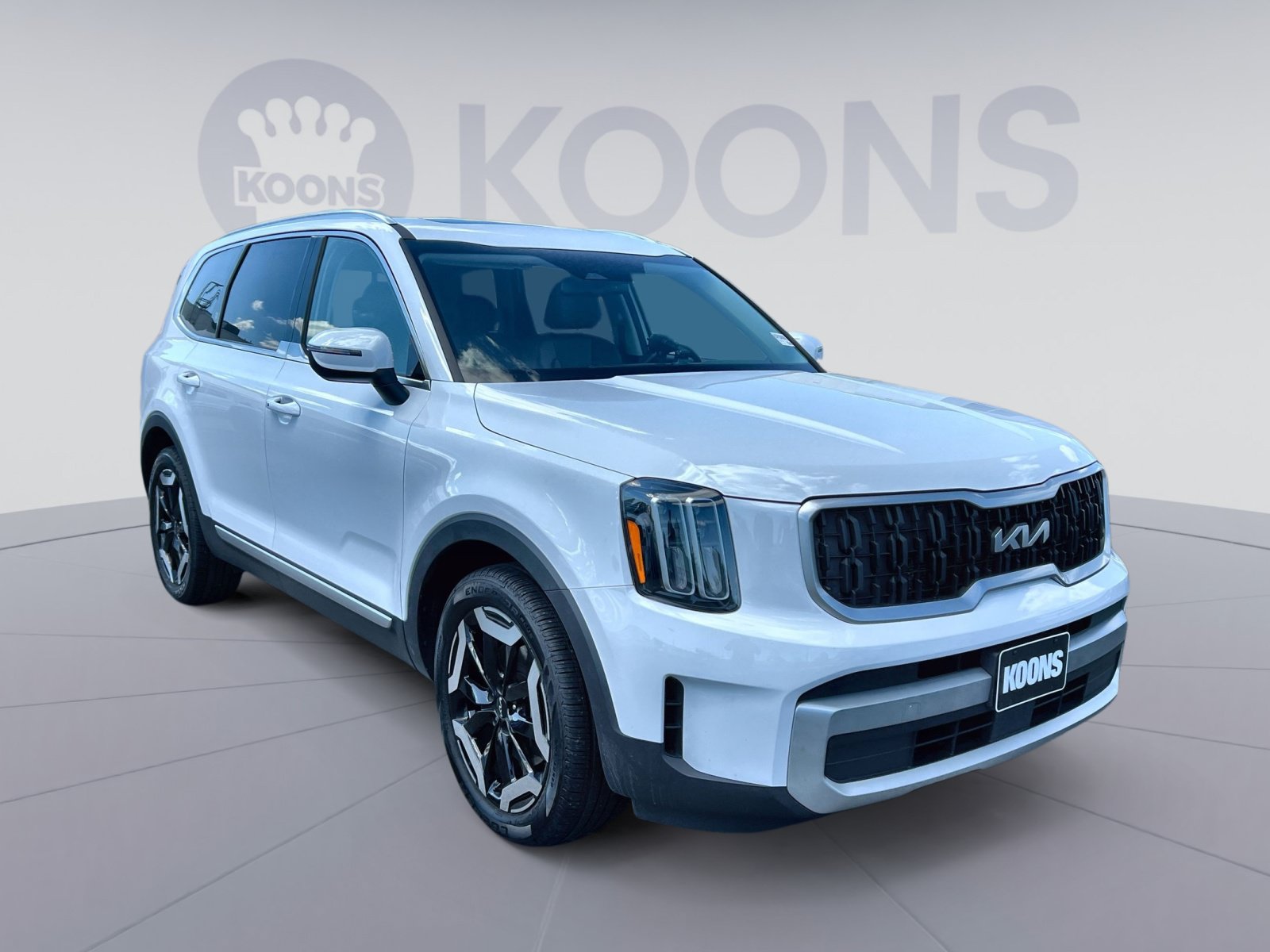 Used 2024 Kia Telluride EX w/ EX Captain's Chair Package AWD/4WD image 2