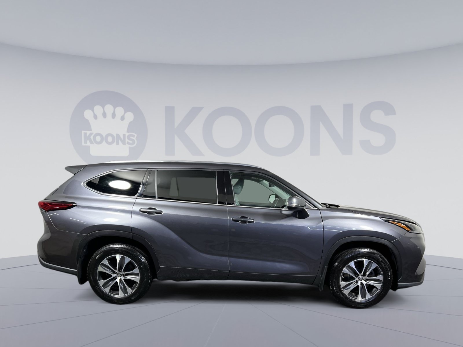 Used 2021 Toyota Highlander XLE AWD/4WD image 12