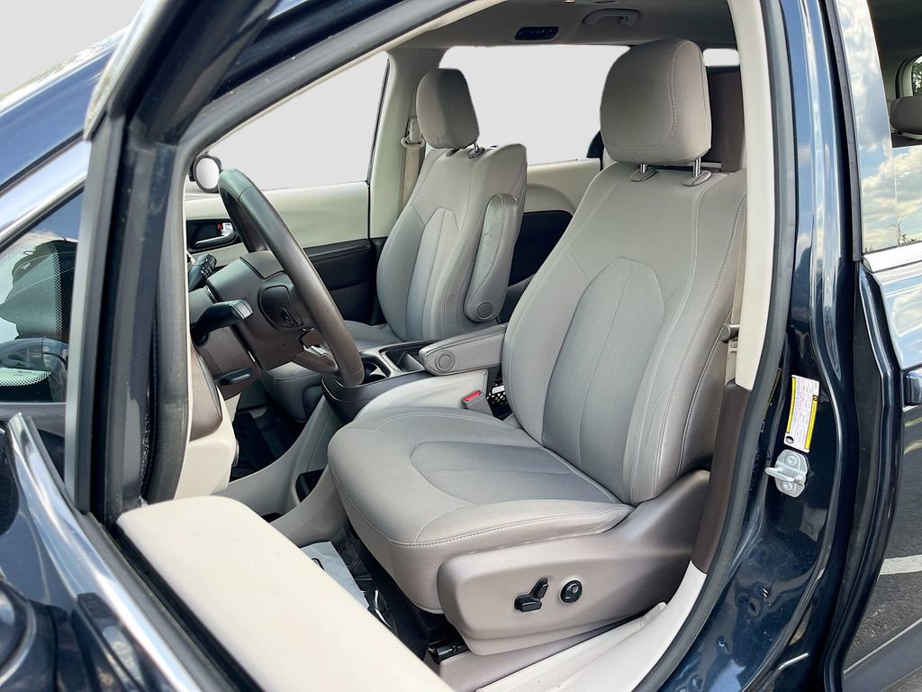 Certified 2020 Chrysler Pacifica Touring image 19
