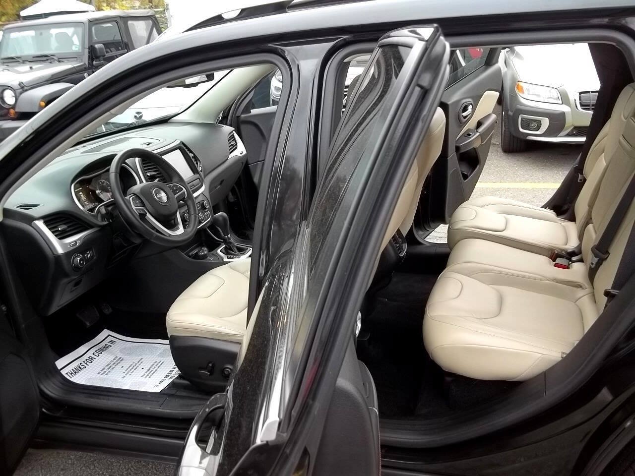Used 2016 Jeep Cherokee Limited w/ Trailer Tow Group AWD/4WD image 6