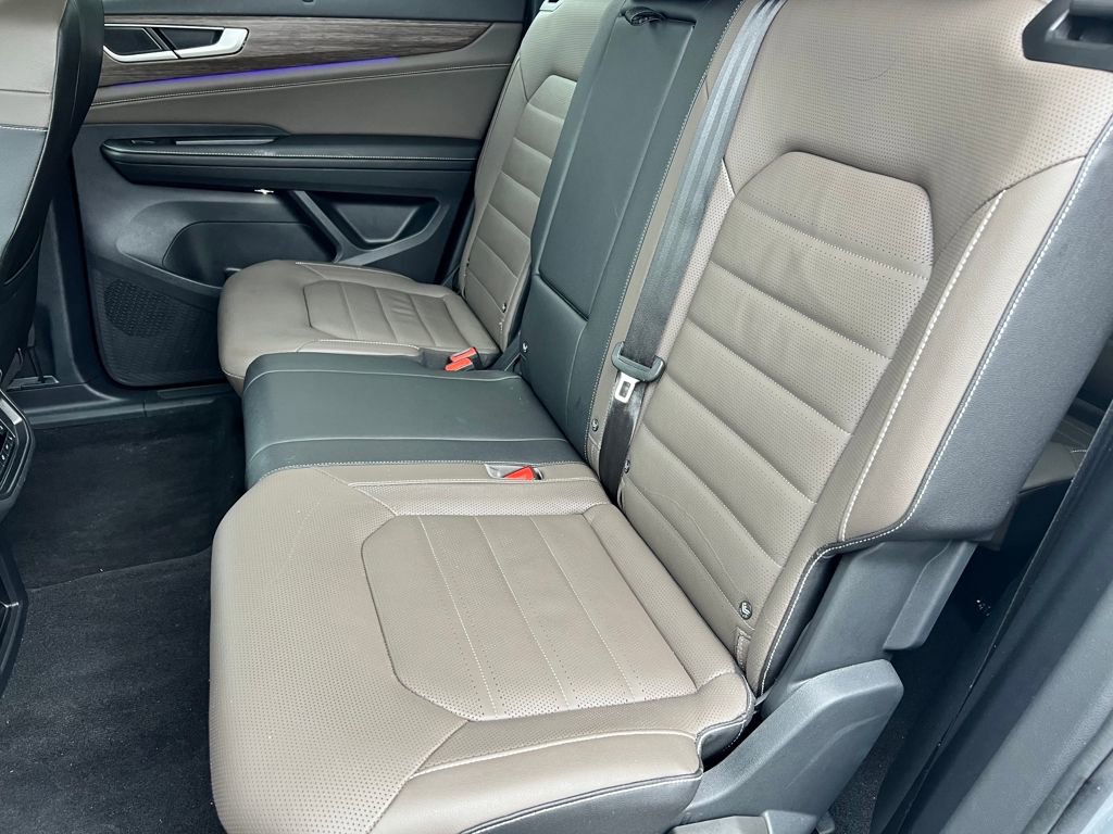 Used 2025 Volkswagen Atlas SEL image 13