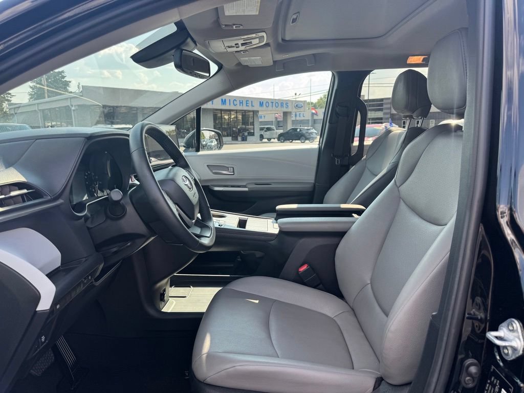 Used 2026 Toyota Sienna XLE FWD image 5