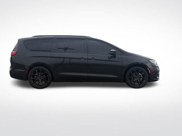 Used 2023 Chrysler Pacifica Touring-L w/ S Appearance Package image 4