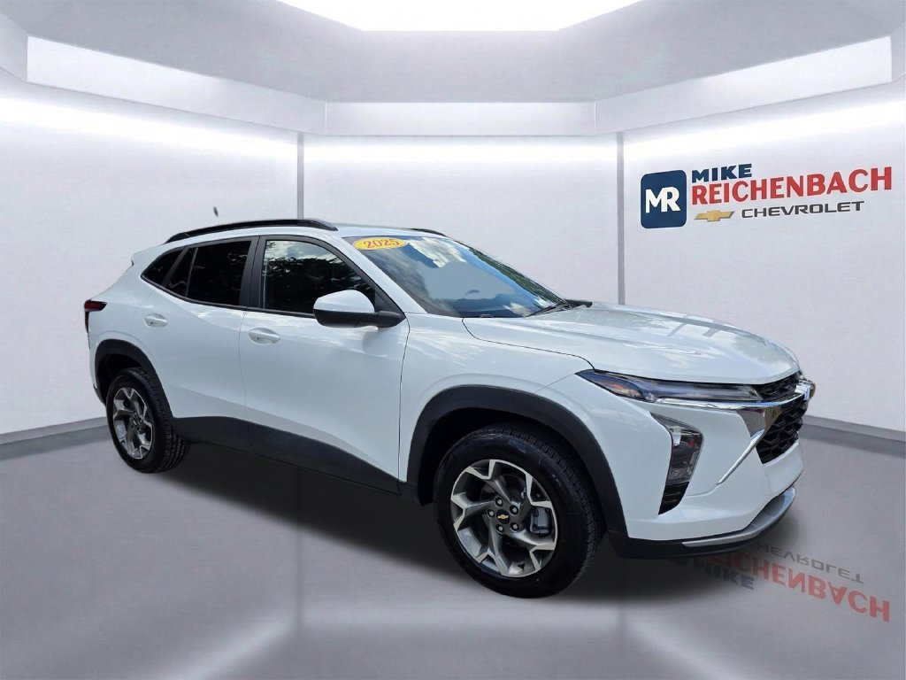 Used 2025 Chevrolet Trax LT FWD image 2