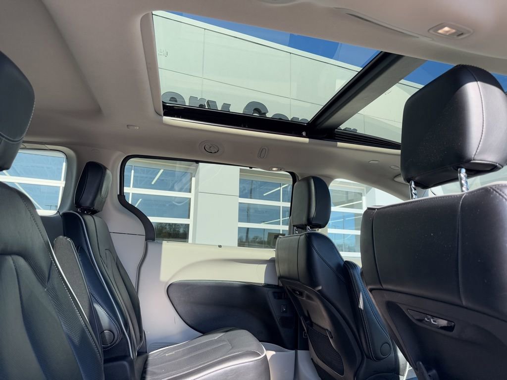 Used 2023 Chrysler Pacifica Limited FWD image 36