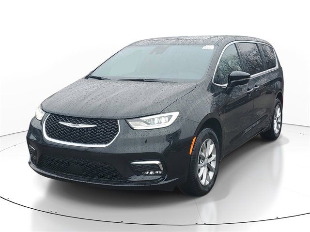 New 2026 Chrysler Pacifica Limited w/ Trailer Tow Group image 2
