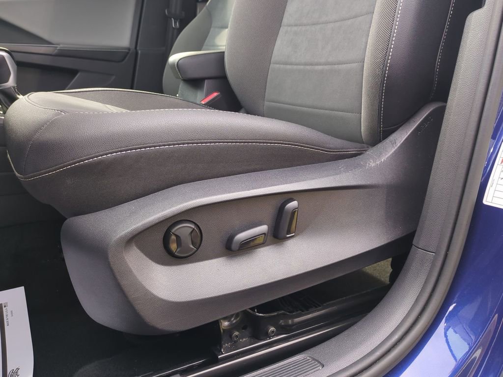 Used 2024 Volkswagen Taos SE image 14