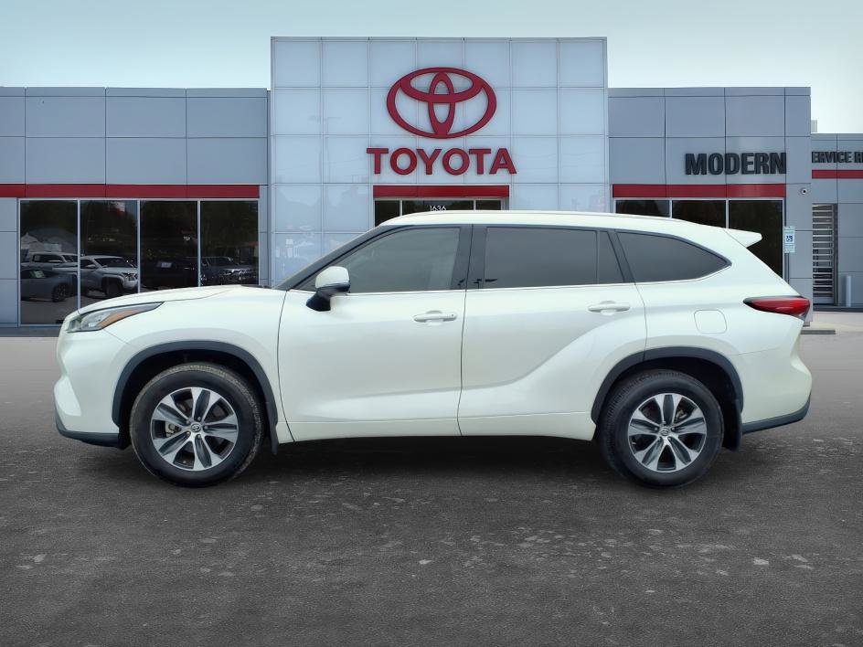 Used 2020 Toyota Highlander XLE AWD/4WD image 2