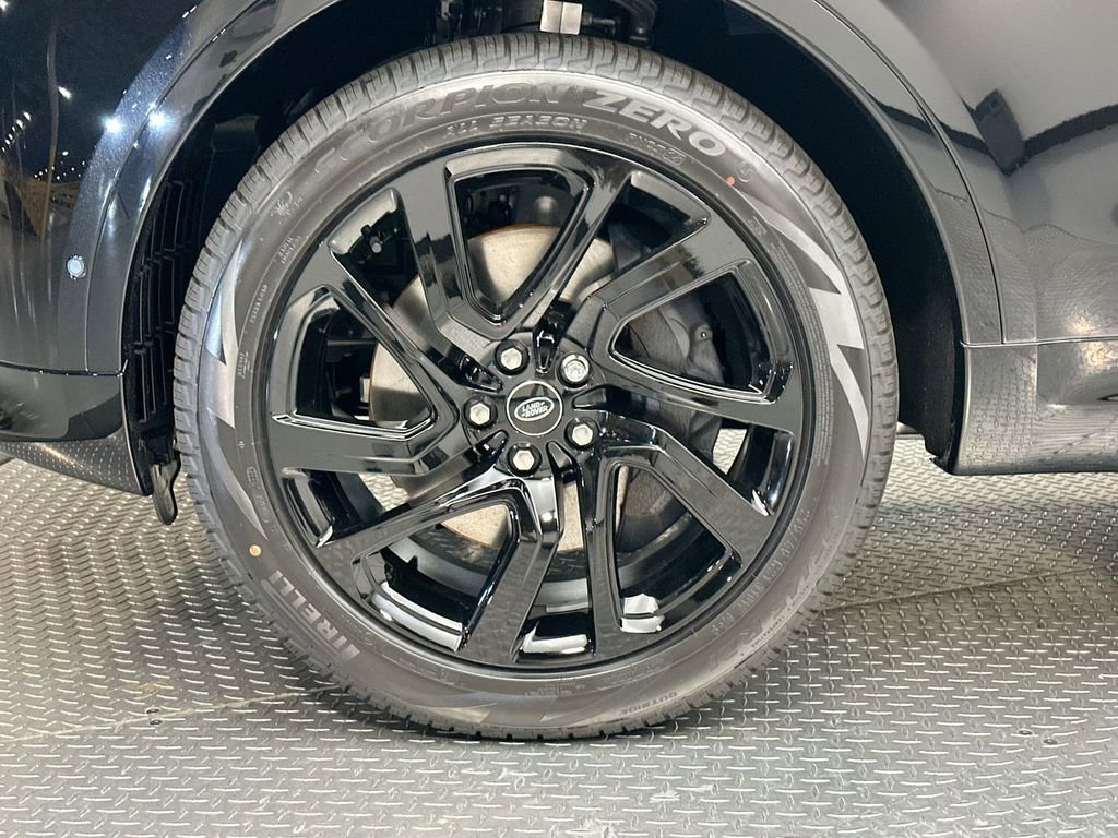Certified 2025 Land Rover Discovery Dynamic SE AWD/4WD image 3