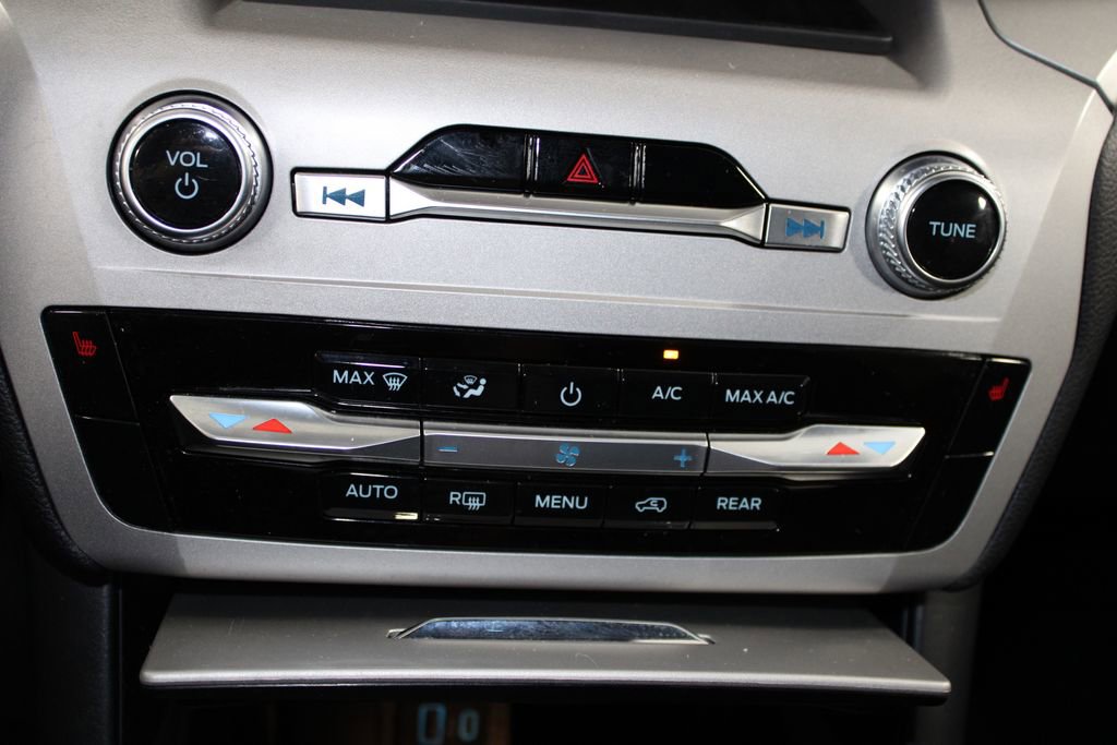 Used 2023 Ford Explorer XLT image 48