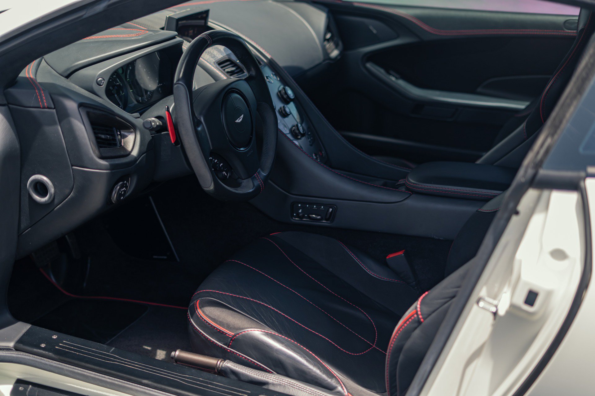 Used 2015 Aston Martin Vanquish Coupe RWD image 26