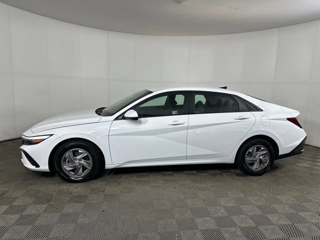 Certified 2025 Hyundai Elantra SE image 6
