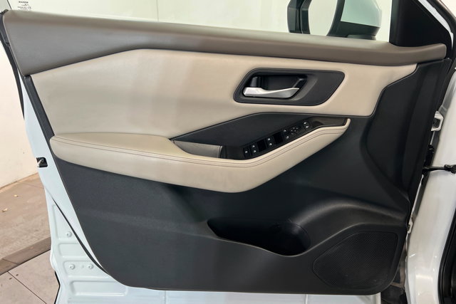 Used 2025 Nissan Rogue SV image 14