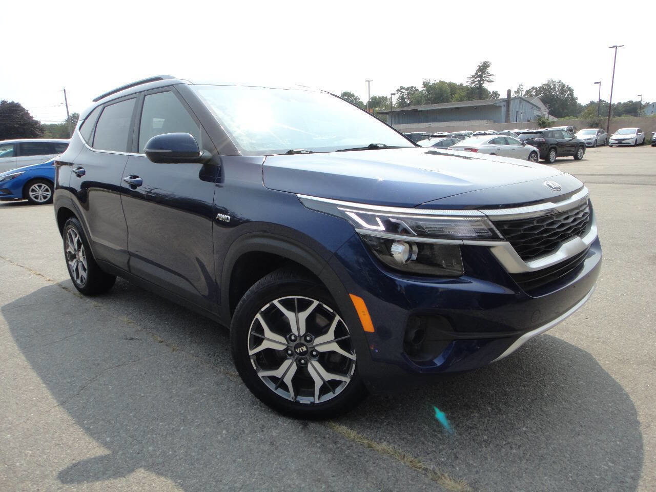 Used 2021 Kia Seltos EX image 3