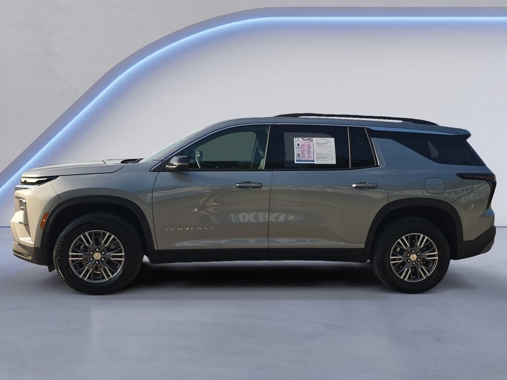 Used 2026 Chevrolet Traverse LT FWD image 2
