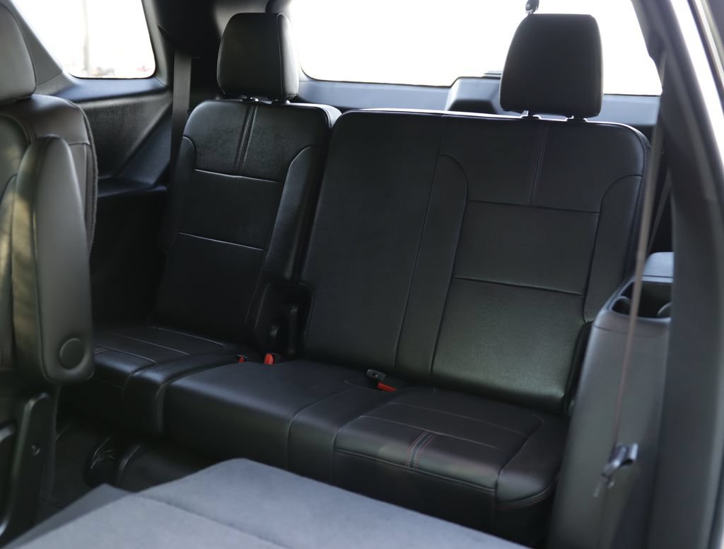 Used 2023 Chevrolet Traverse RS FWD image 30