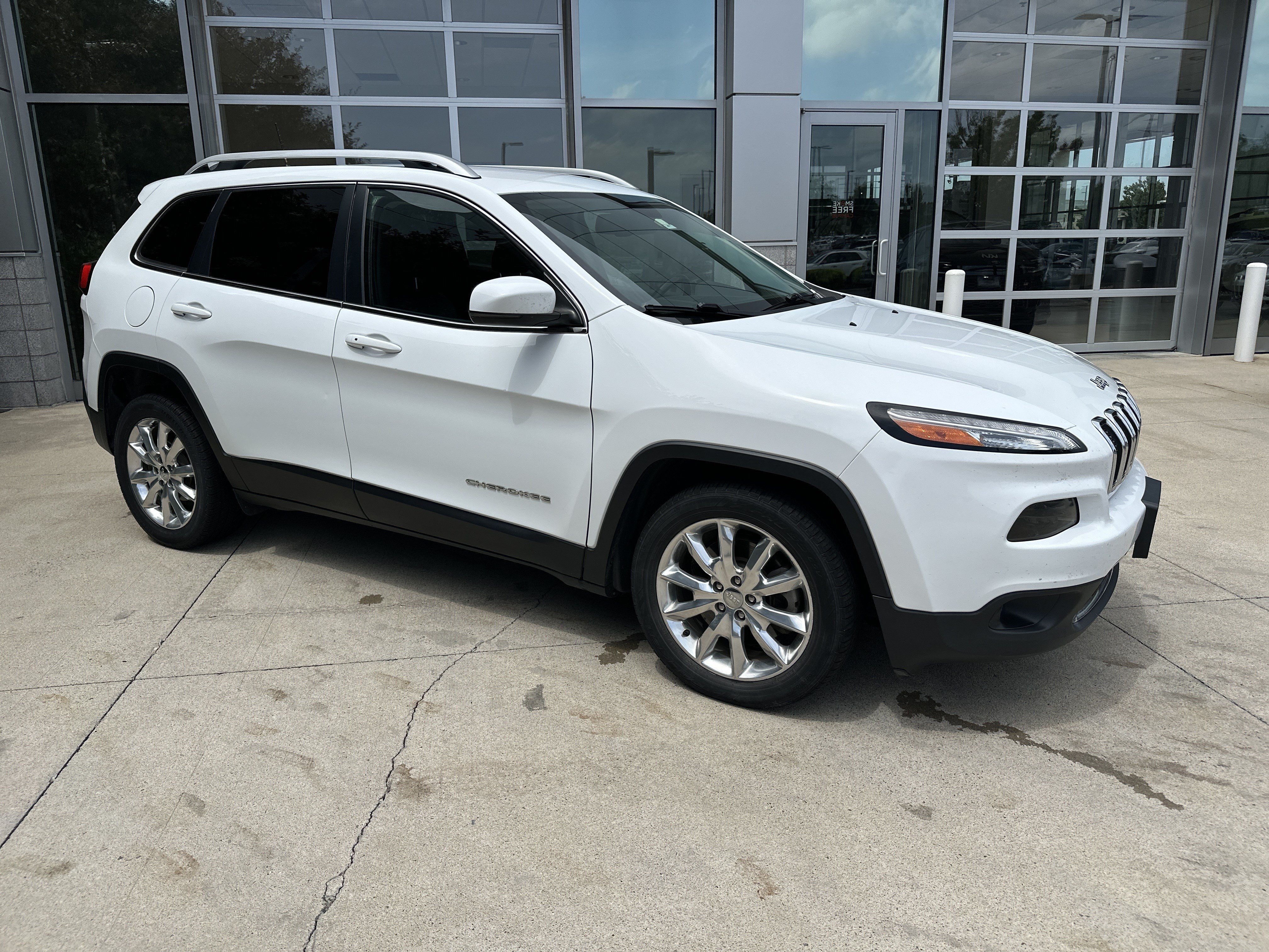 Used 2017 Jeep Cherokee Limited w/ Luxury Group FWD image 2