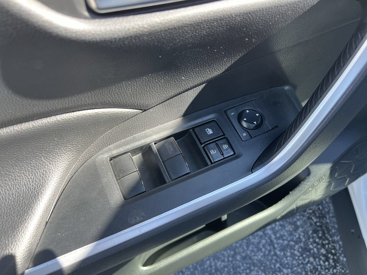 Used 2021 Toyota RAV4 XLE w/ Convenience Package FWD image 15