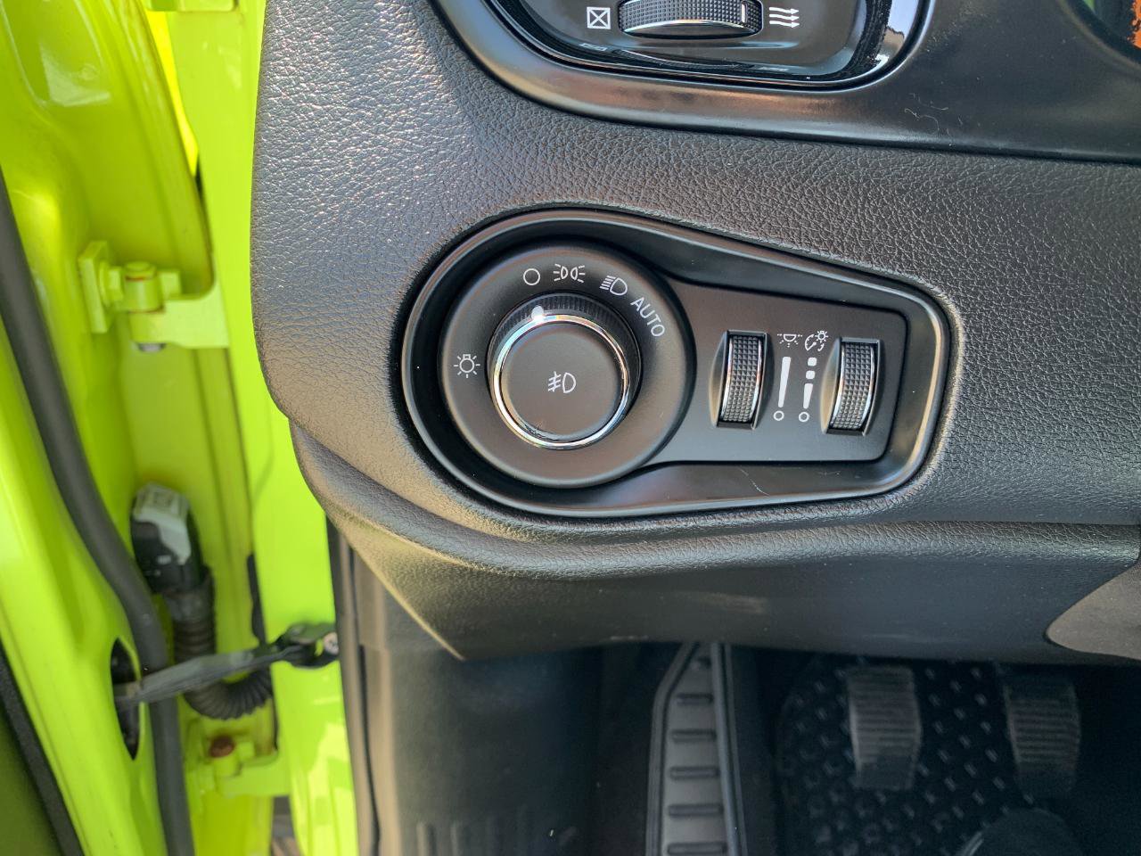 Used 2017 Jeep Renegade Altitude AWD/4WD image 13