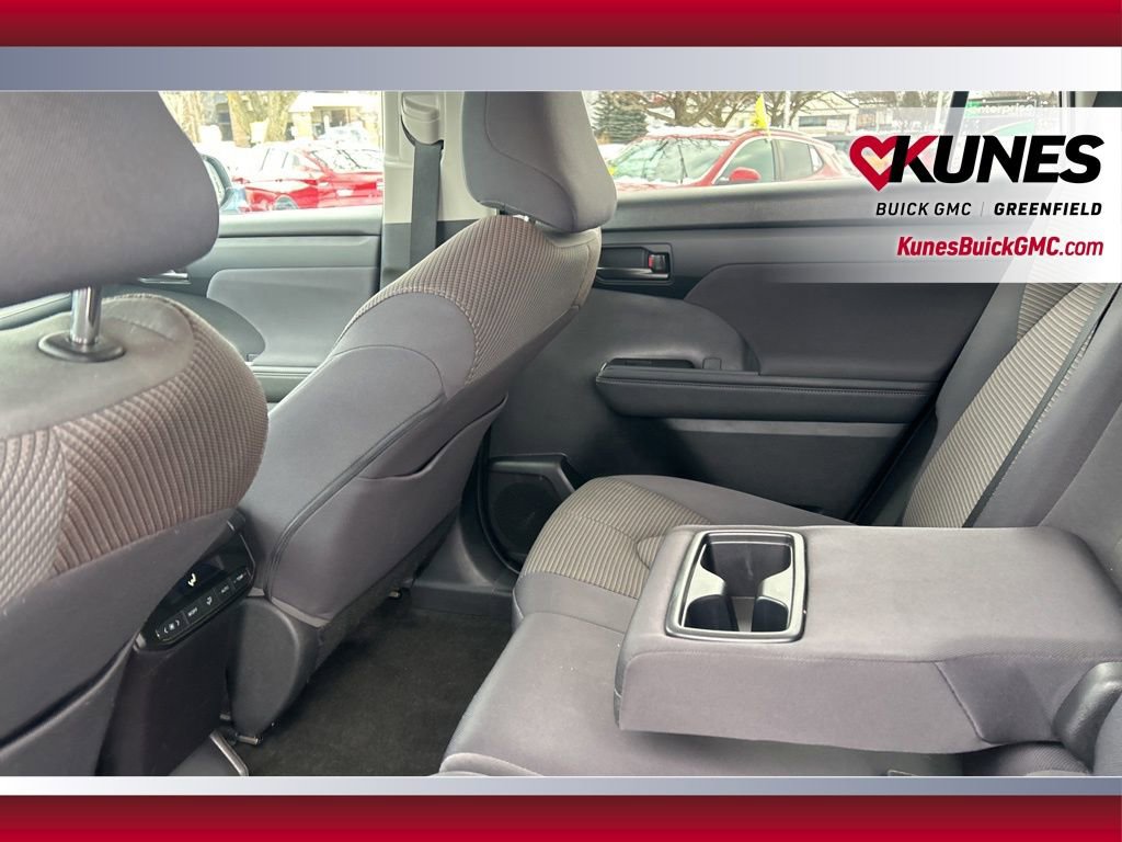 Used 2023 Toyota Highlander LE image 32