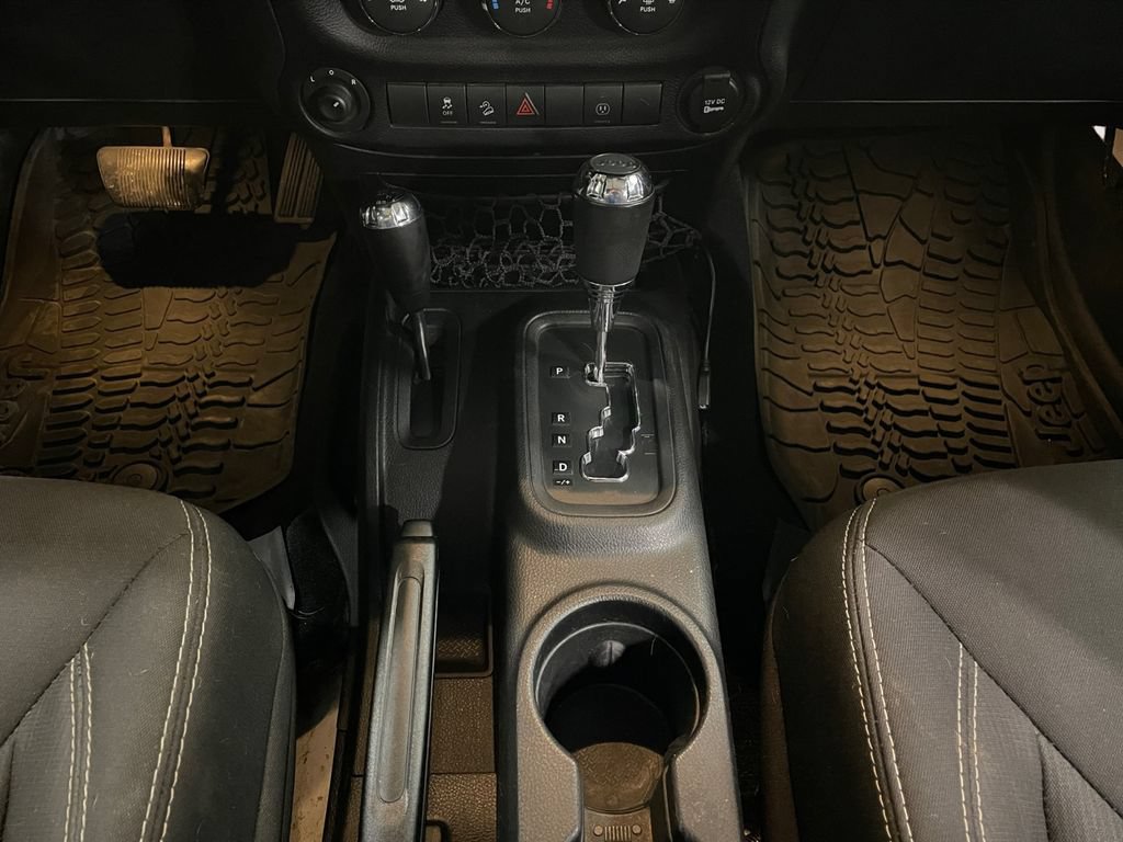 Used 2015 Jeep Wrangler Unlimited Sahara w/ Connectivity Group AWD/4WD image 11