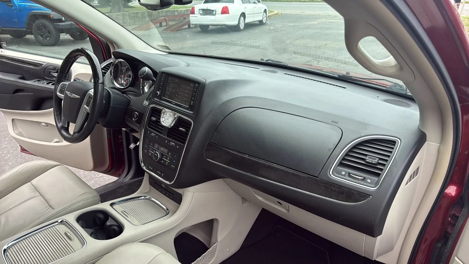 Used 2014 Chrysler Town & Country Limited w/ Luxury Group FWD image 10