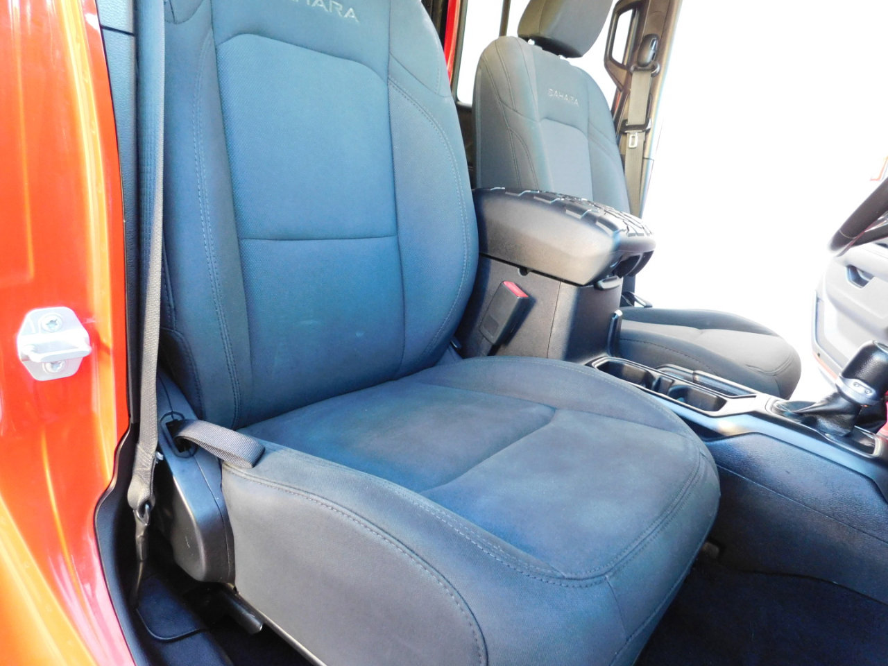 Used 2018 Jeep Wrangler Unlimited Sahara w/ Uconnect 4C Nav & Sound Group image 18