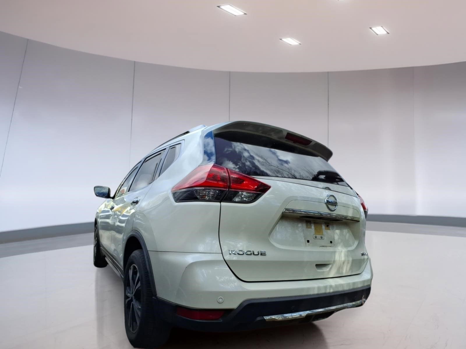 Used 2019 Nissan Rogue SV w/ Premium Package image 3