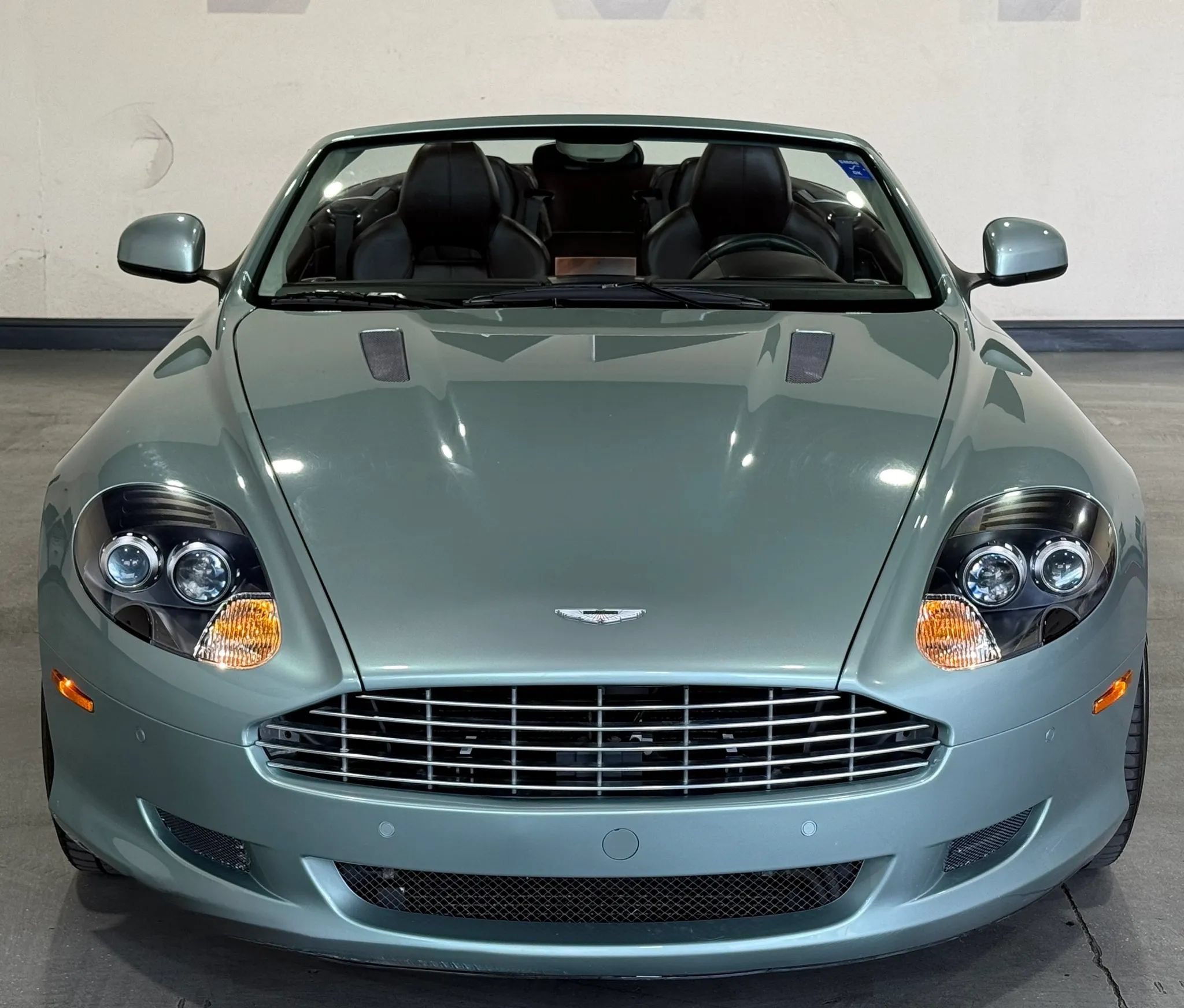 Used 2010 Aston Martin DB9 Volante RWD image 3