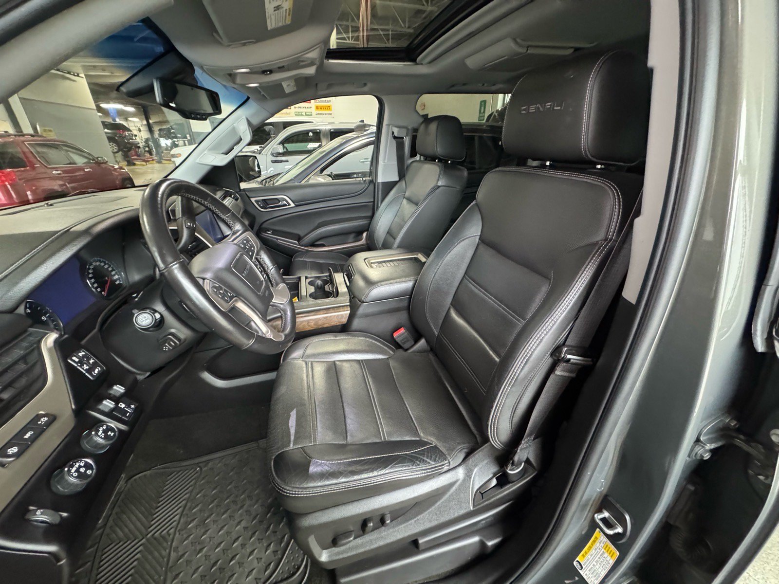 Used 2018 GMC Yukon XL Denali w/ Denali Ultimate Package AWD/4WD image 25