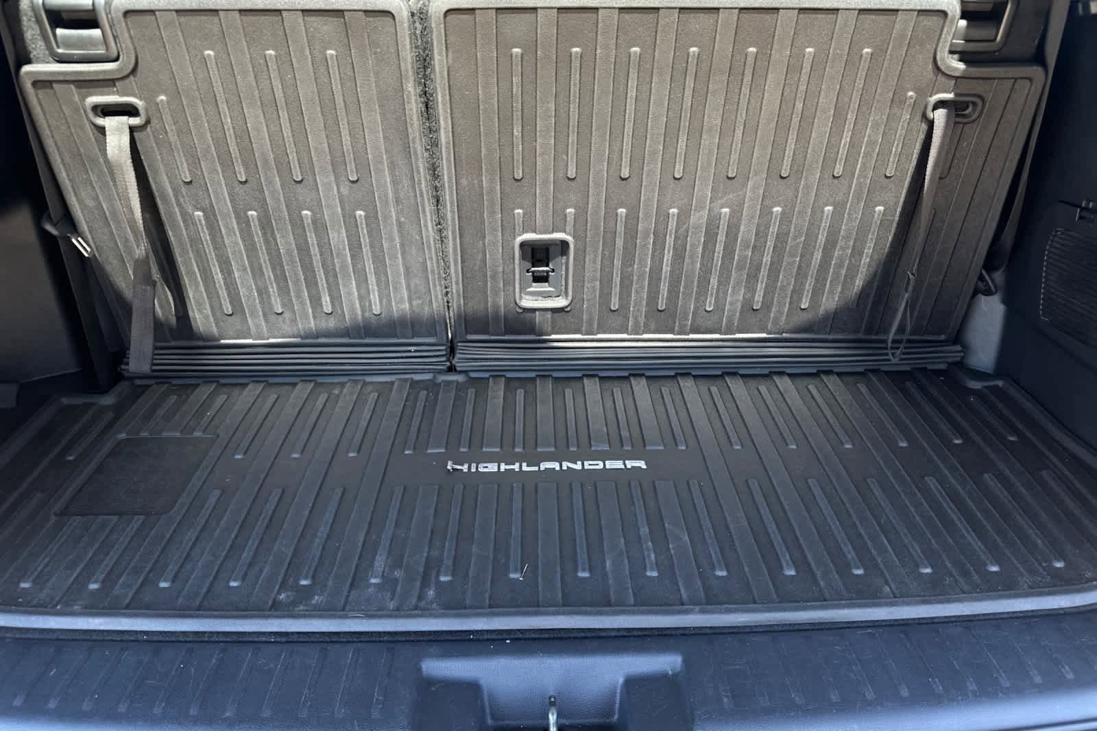 Used 2021 Toyota Highlander XLE AWD/4WD image 17