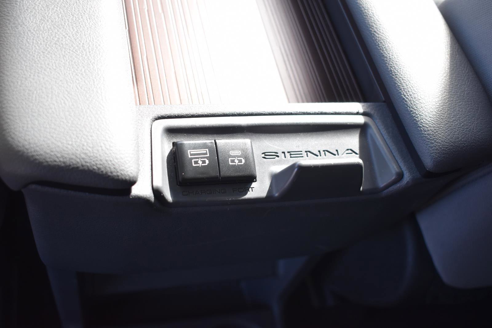 Used 2024 Toyota Sienna LE image 17