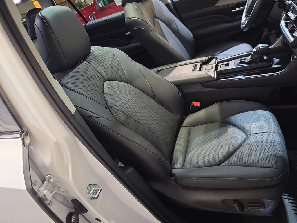 Used 2024 Toyota Grand Highlander AWD Hybrid image 27