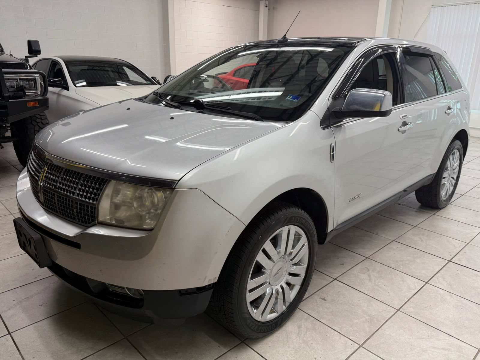 Used 2010 Lincoln MKX 2WD image 3