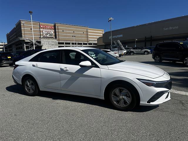 Certified 2024 Hyundai Elantra SE image 1