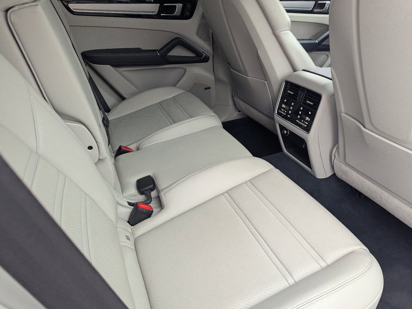 Used 2022 Porsche Cayenne S Platinum image 14