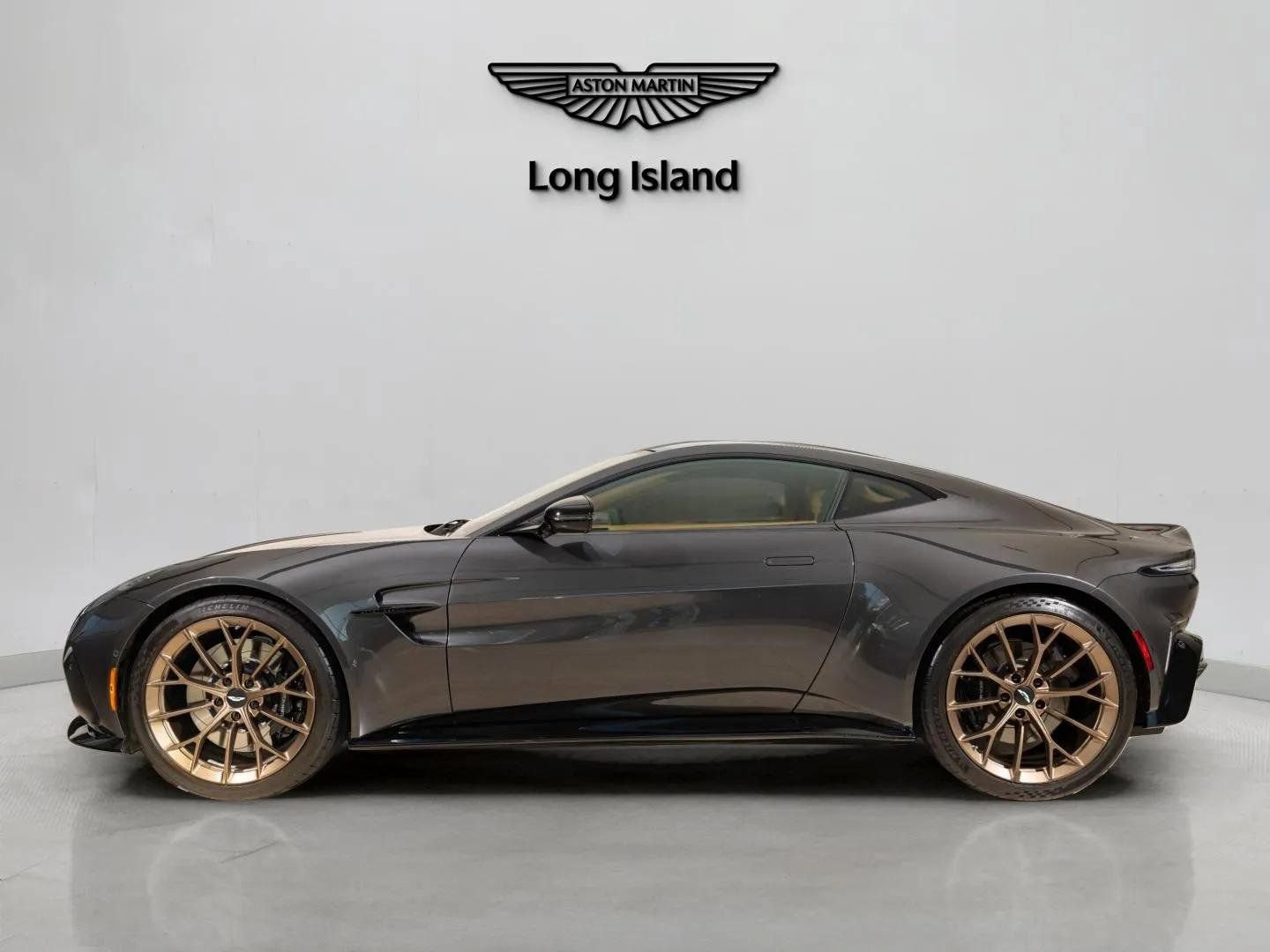 Used 2025 Aston Martin V8 Vantage Coupe image 2