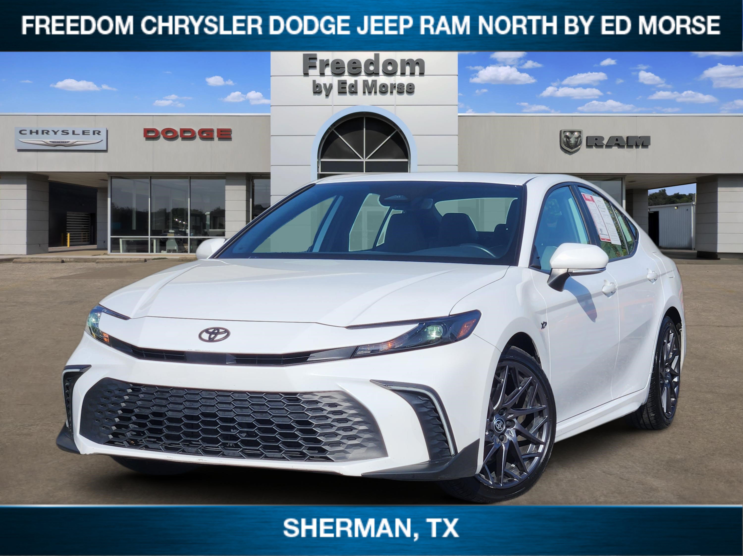 Used 2025 Toyota Camry SE w/ Convenience Package FWD image 1
